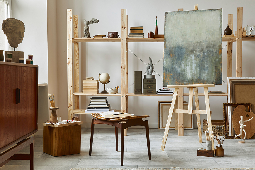 Unique artist workspace interior with stylish teak commode, wooden easel, bookcase, artworks, painting accessories, decoration and elegant personal stuff. Modern work room for artist. Template. 
Par FollowTheFlow
Crédit Photo Adobe Stock
